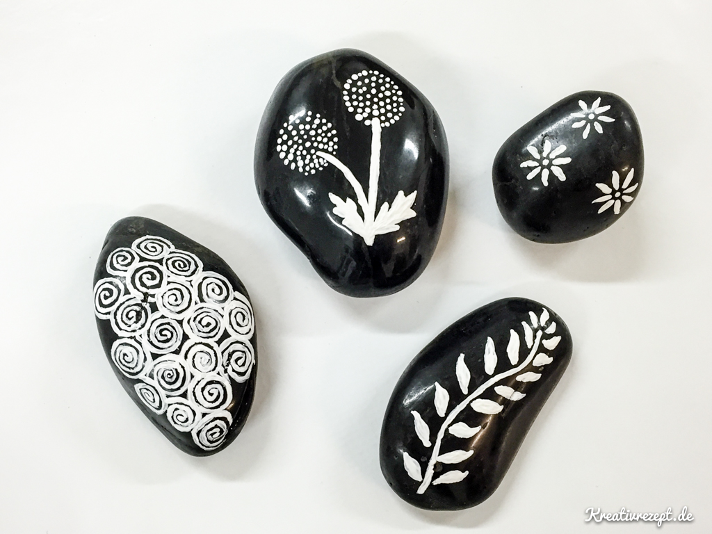 Bemalte Steine mit Pinsel und Acrylfarbe